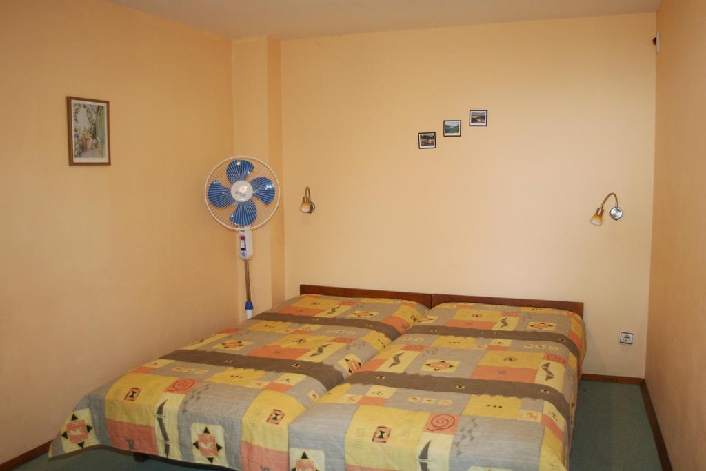 Regina'S Guesthouse بالشيك الغرفة الصورة