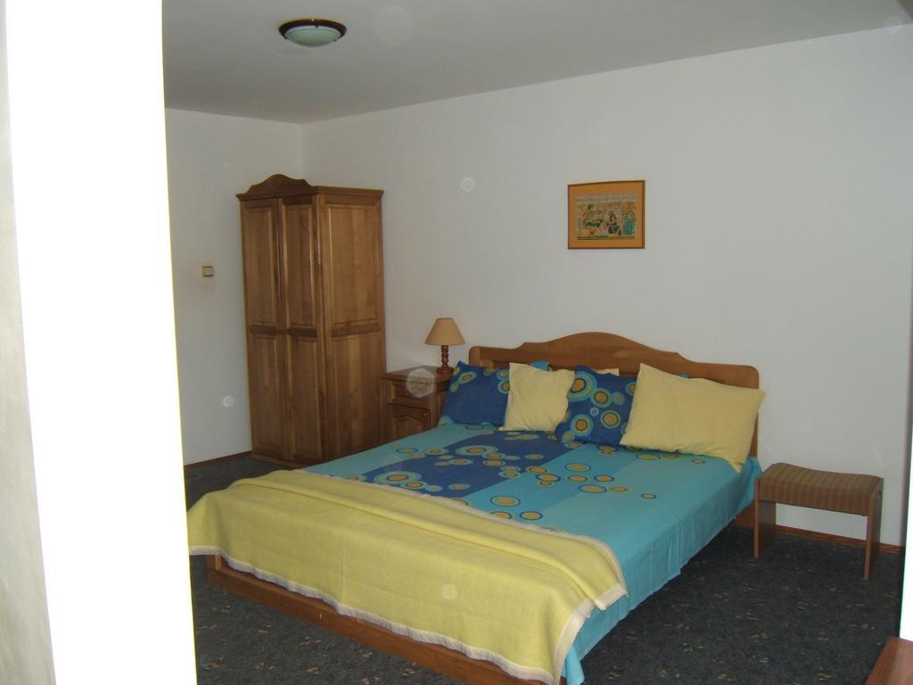 Regina'S Guesthouse بالشيك الغرفة الصورة