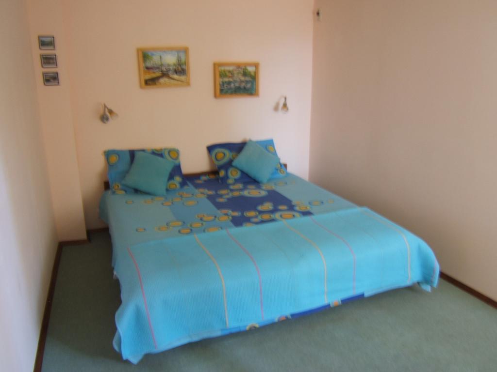 Regina'S Guesthouse بالشيك الغرفة الصورة