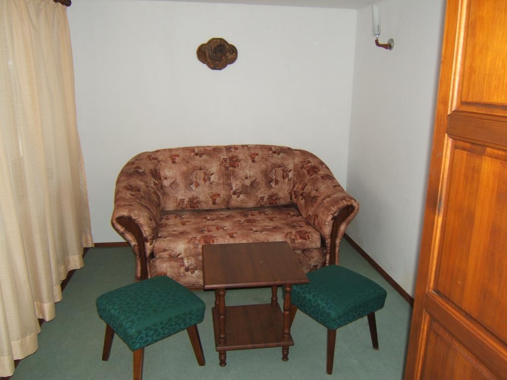 Regina'S Guesthouse بالشيك الغرفة الصورة