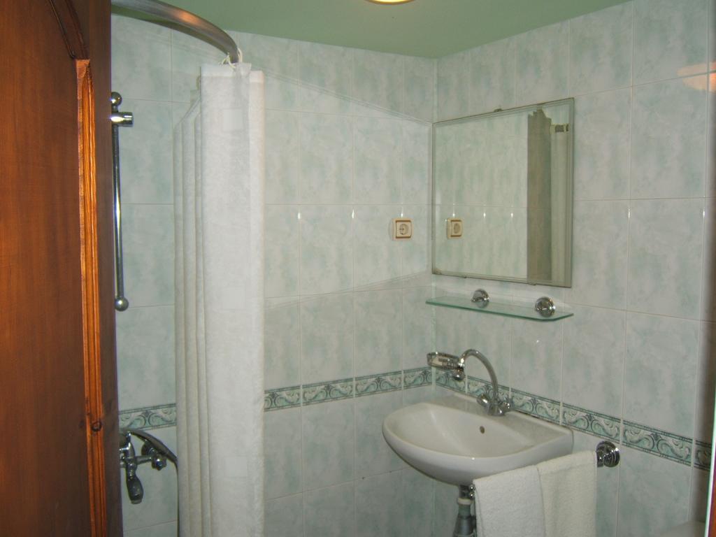 Regina'S Guesthouse بالشيك الغرفة الصورة