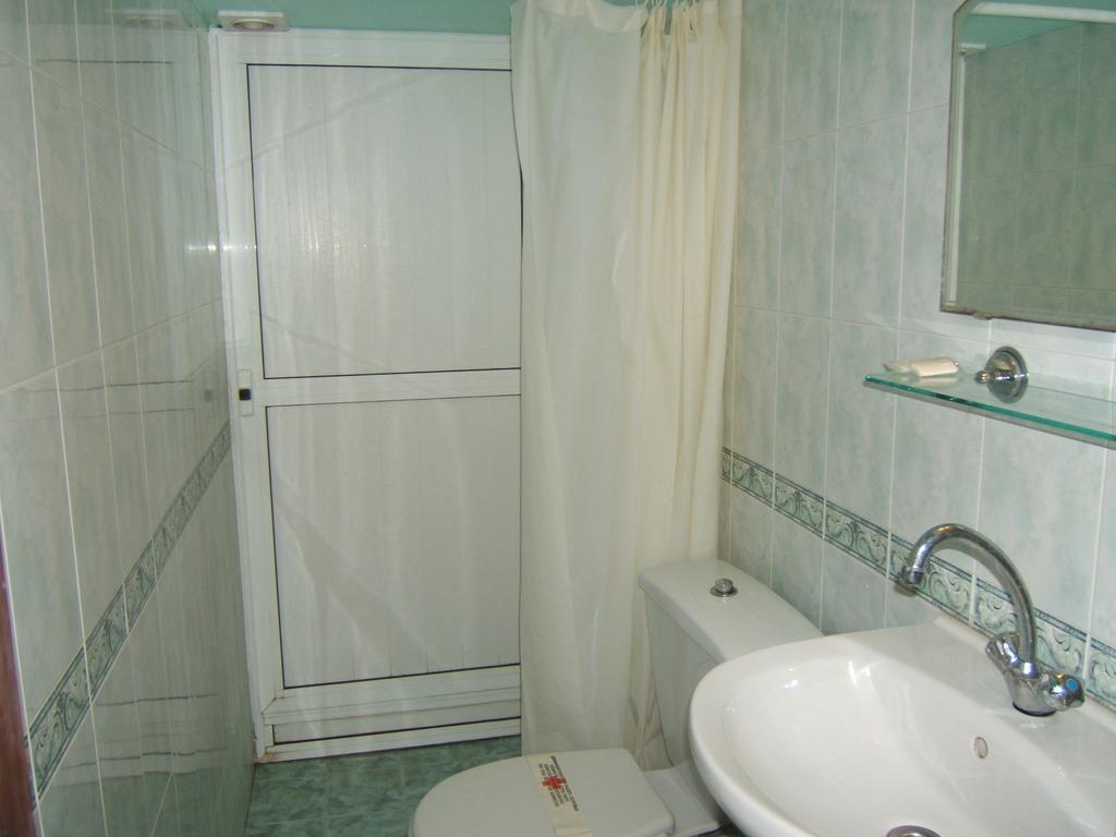 Regina'S Guesthouse بالشيك الغرفة الصورة