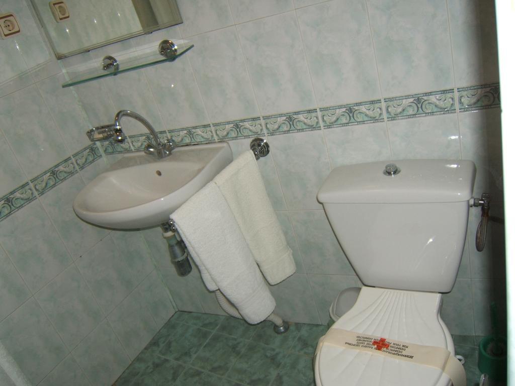 Regina'S Guesthouse بالشيك الغرفة الصورة